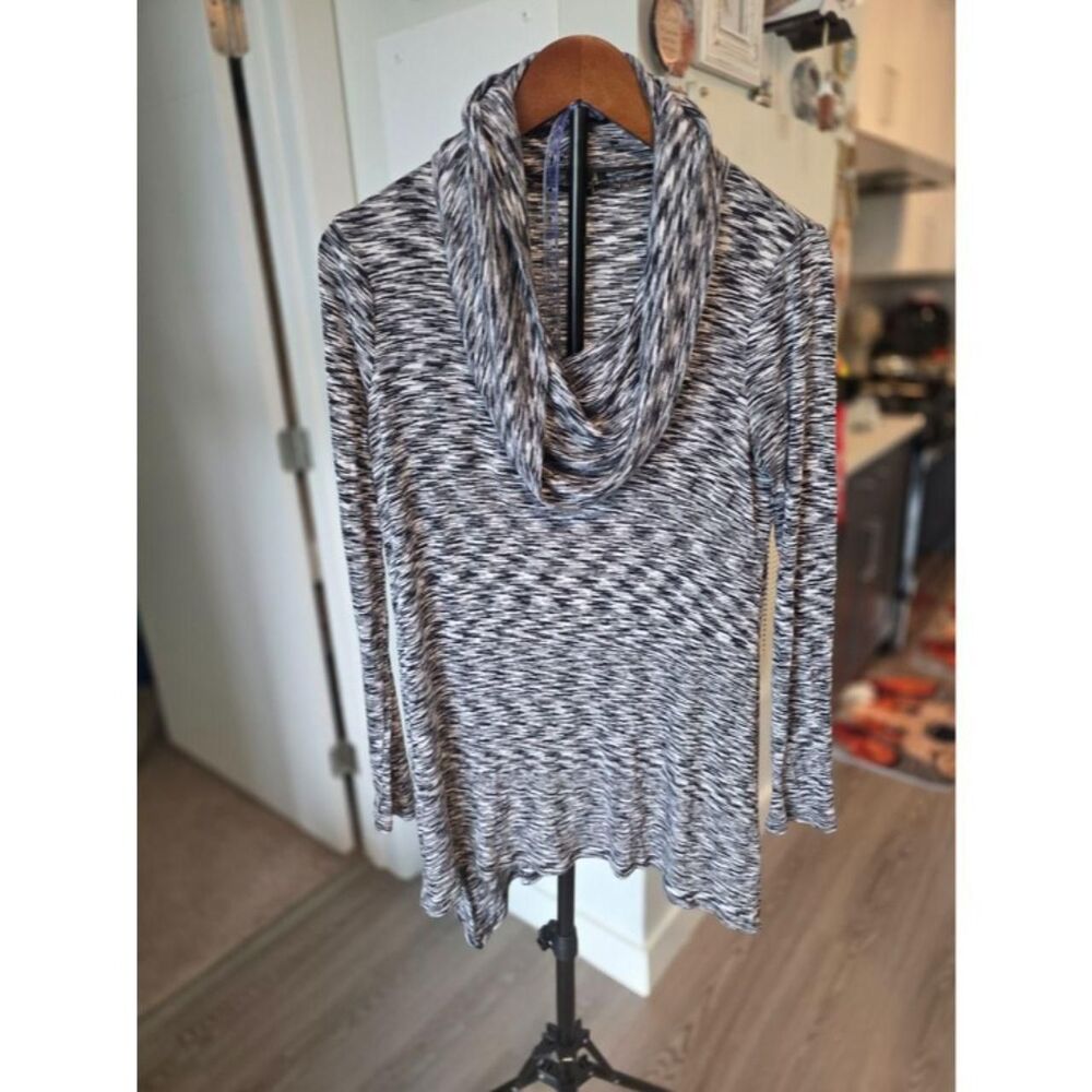 Unbranded Women's Black and White Jumper
